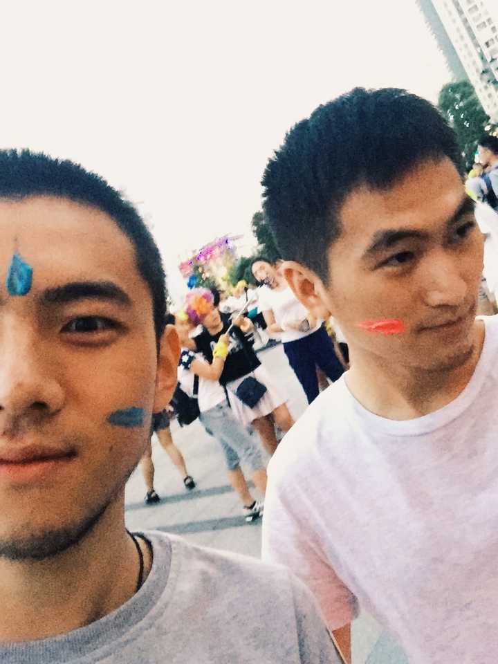 男生有一个特别帅的男朋友是什么体验?