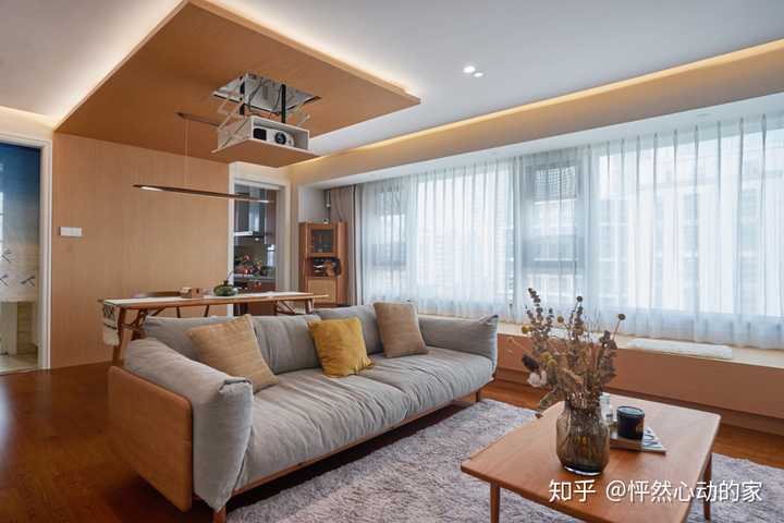 升降投影仪 两层吊顶都内嵌灯带,开灯后,视觉上看有一种轻盈漂浮感