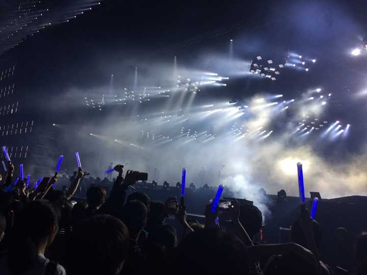 怎样看待演唱会上被后排观众叫坐下的情况?