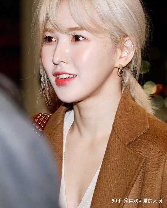 red velvet 成员 wendy 打歌期跌落舞台,面部受伤身体