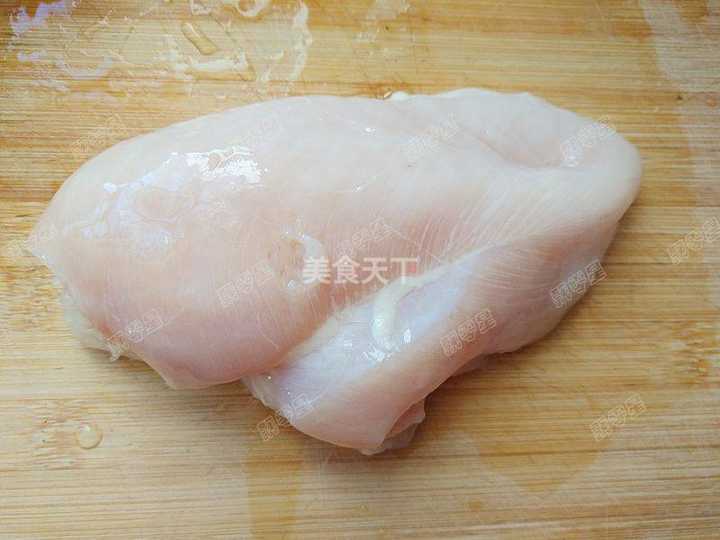 藜麦100g,鸡胸肉1块,西蓝花1小朵,生菜1颗,小番茄5个,鸡蛋1个,又伊鲜