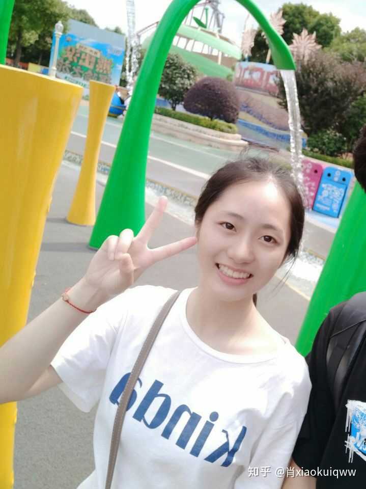 不知道是因为长开了还是因为带了牙套 真的感觉可以变漂亮 初一 初三