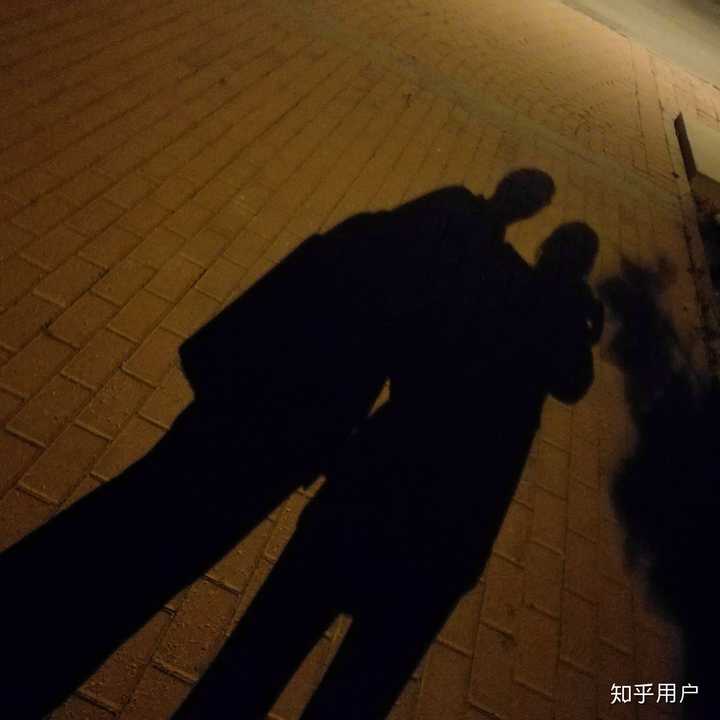 附上我和男友照片哈哈哈,在一起的第一天晚上就是这样拍,两年之后的