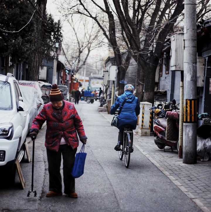 谢邀,谈不上拿得出手……但是很喜欢,在北京胡同里拍的,每次看到都