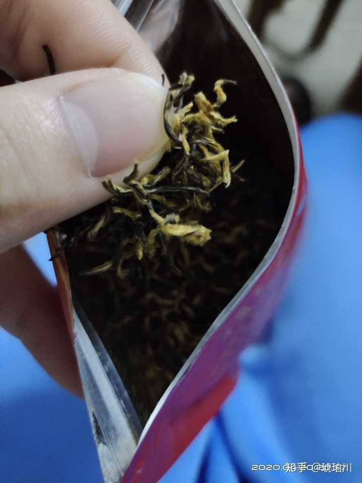 没开封的红茶为什么会有一种毛毛的像发霉一样的粉末?