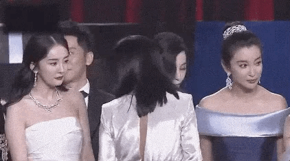 还是在苏芒背后和刘嘉玲会心一笑的章子怡,每个人的表情细节都非常