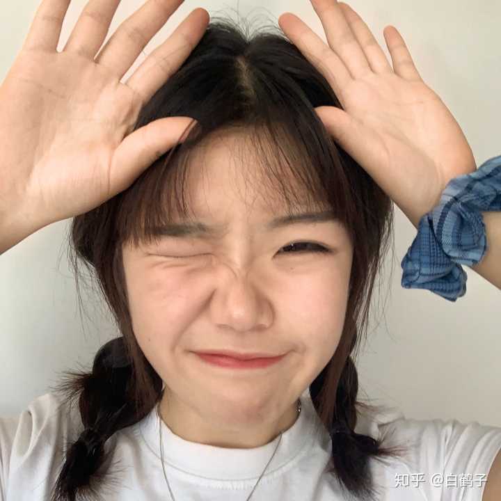 有哪些适合女生自拍的姿势?