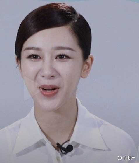 比如杨紫,额头鼻子下巴线条十分奇怪,鼻梁到人中,法令纹沟壑深,她