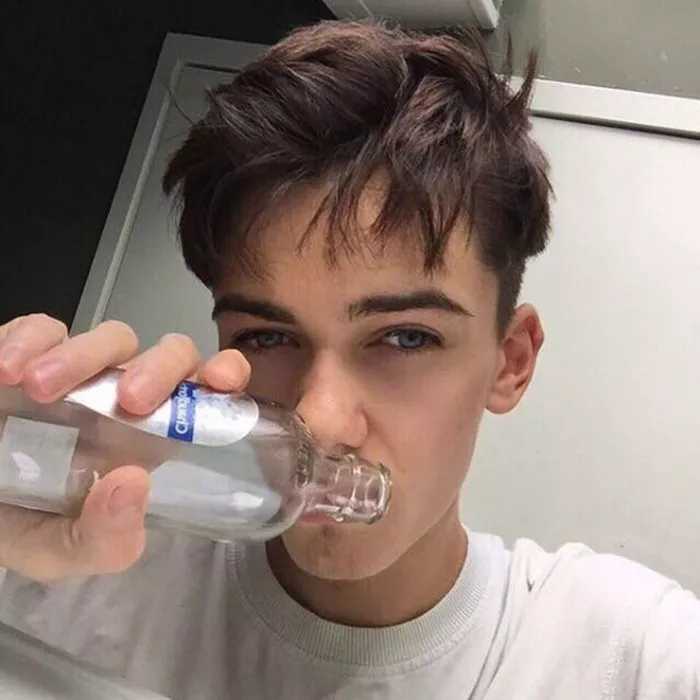 有哪些第一眼就让你觉得惊艳的男生头像?