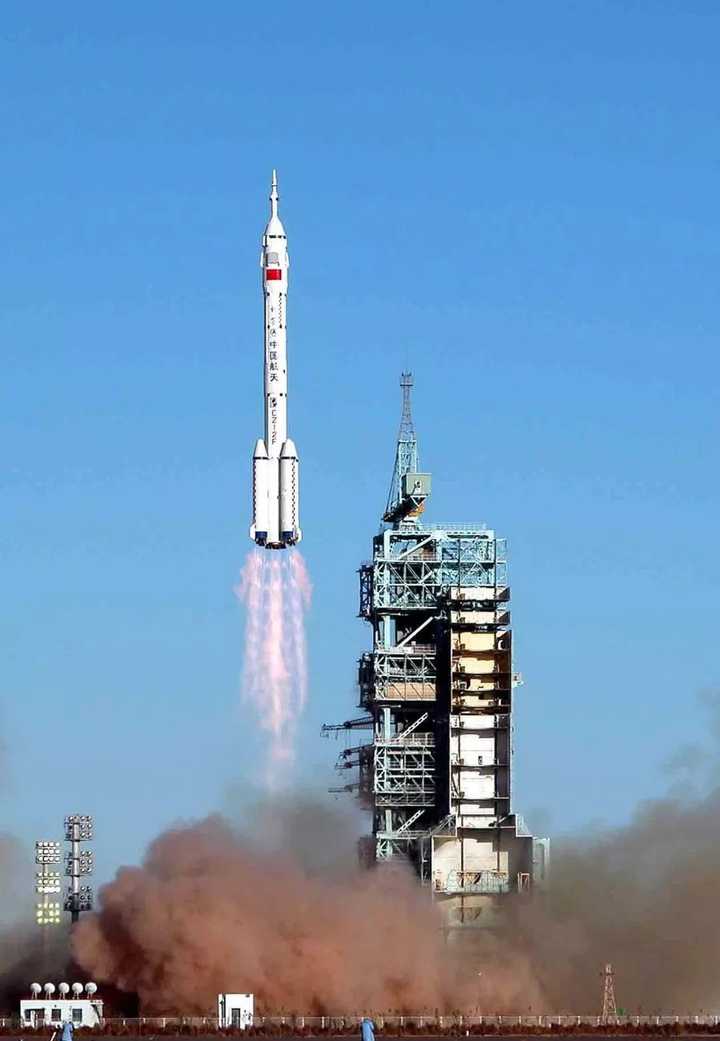 ▼ 2003年10月15日9时,长征二号f火箭再次点火,载着 神舟五号与
