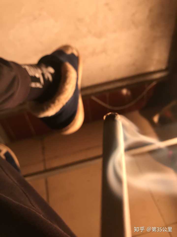 有人回复说那时候他们年代人也丧,但只是蹲在某个角落抽闷烟,抽完继续