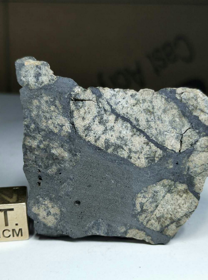 稀有类型——钙长辉长无球粒陨石nwa11803冲击熔融角砾陨石.