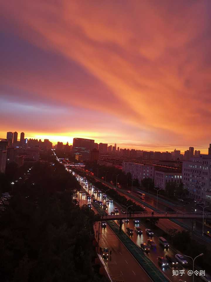 在自习室做完最后一道题,抬头刚好看见雨后的夕阳.