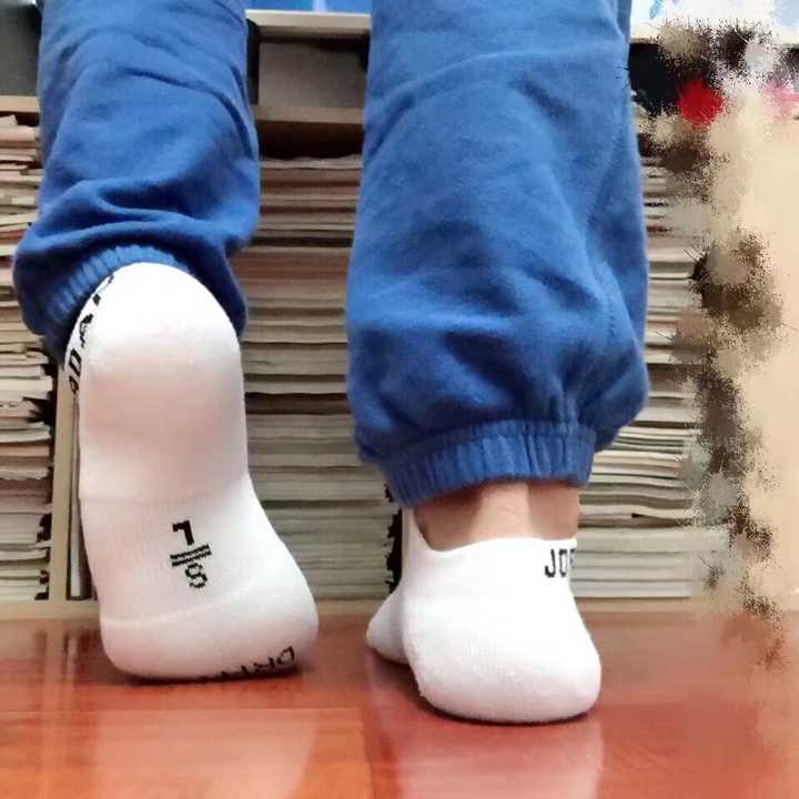 为什么会有人喜欢偷闻穿白袜的帅哥的脚?