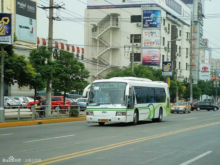 地板客车cfc6122gchk(2001)以及第一款后置引擎铰接客车cj6180(2005)