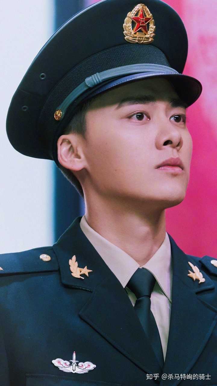 而且是真的去部队拍的,主演李易峰,其他的演员像陈星旭啊肖央啊都是