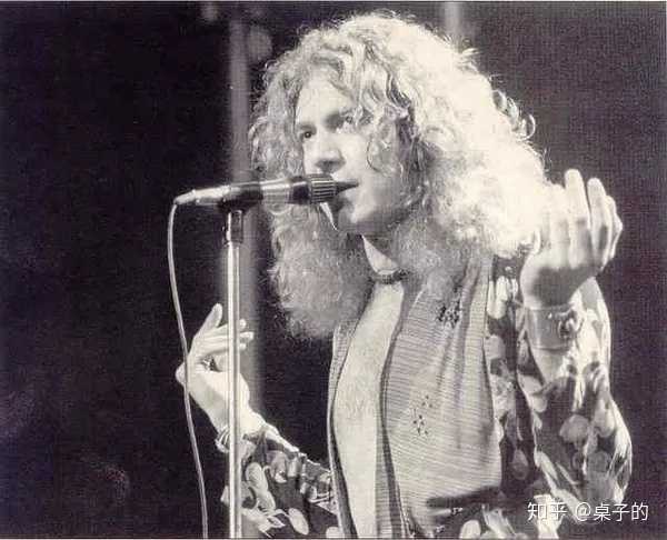 这题我会!让我来强答一番! led zeppelin主唱robert plant !