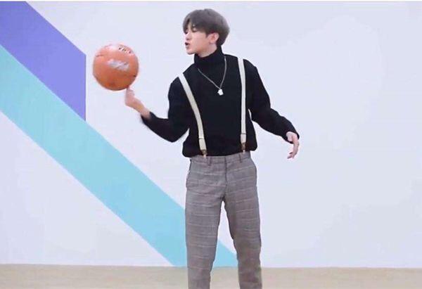蔡徐坤打篮球能做出什么样的表情包?