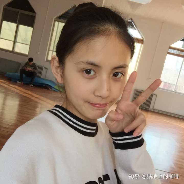 高中时素颜就好看的女生长大化妆后岂不是逆天吗?