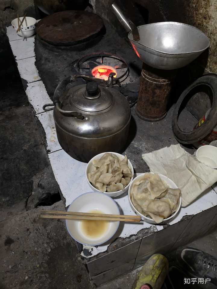 还有味道,没有搬进去住,就在原来旧房子里过年,以下就是今年的年夜饭