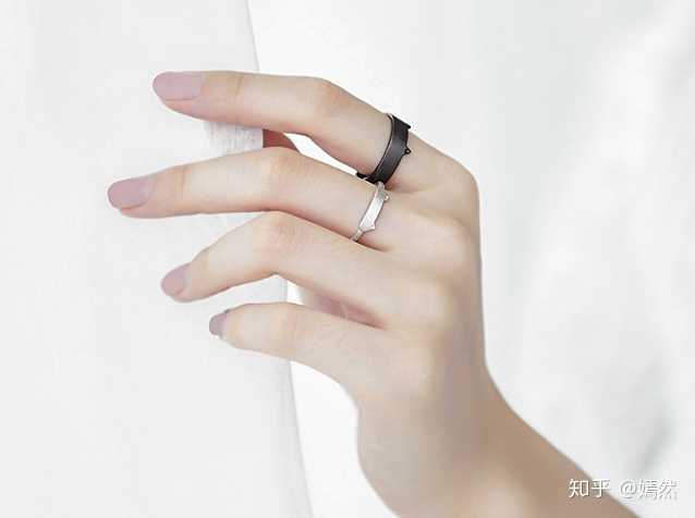 另外如果手指过于粗,是不太适合戴细小的戒指的,因为那样会更加暴露