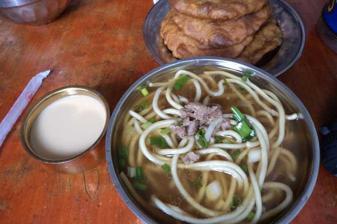 藏式早餐:酥油茶,藏面配饼,拉萨林廓北路早餐店