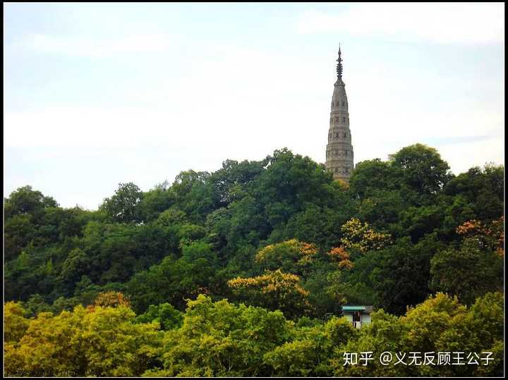 于是西湖两岸,两塔呼应,一像落魄老僧,一似窈窕女子,隔湖相望.