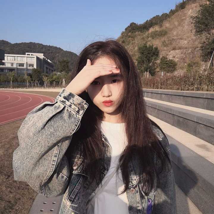 第一个让我感到惊艳的女生 脸真的很小,拍照开美颜反而不好看 真人更