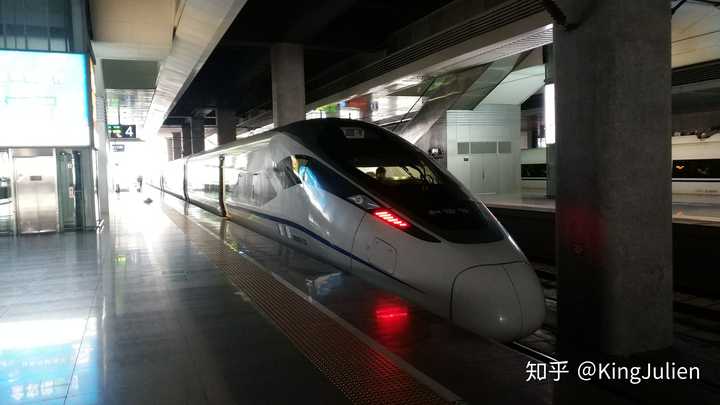 列车颜值方面,庞巴迪厂的地铁头型一直饱受诟病,crh380d的头型经过