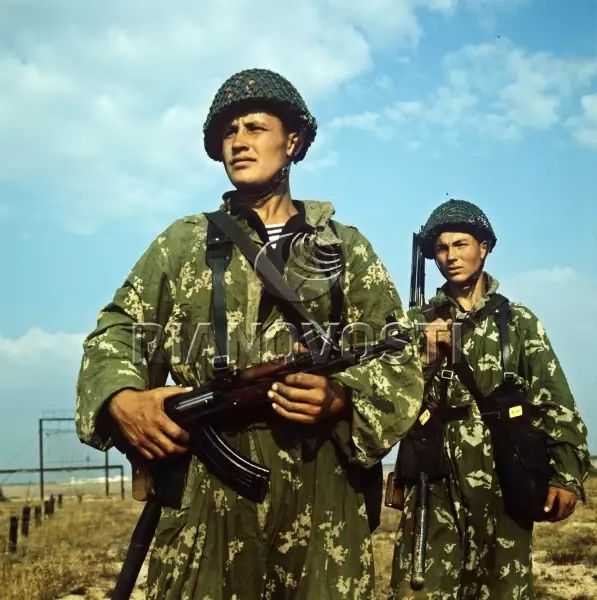 冷战初期中国苏联的军装是常服战训一体通用而欧洲华约国家是常服与