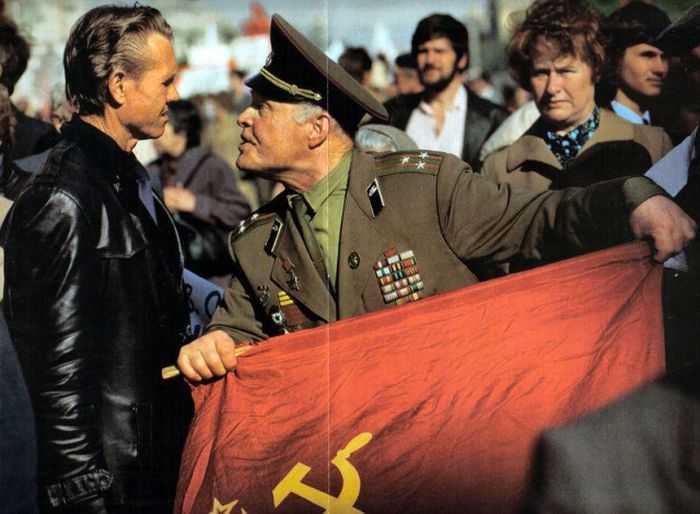 苏联解体的经典镜头:一位老兵手持红旗与新潮民众的对峙