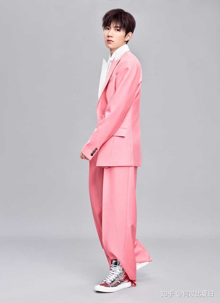 有没有哪个男明星穿粉色衣服好看?