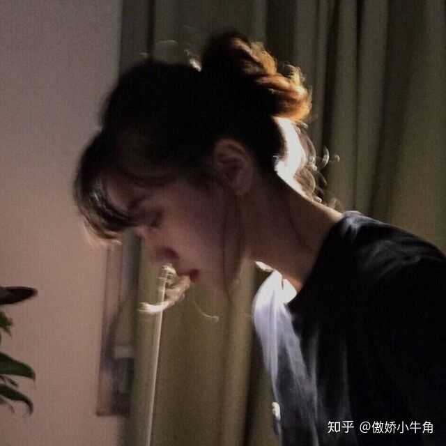 有没有那种性冷淡风又有点a的壁纸或者女生头像?