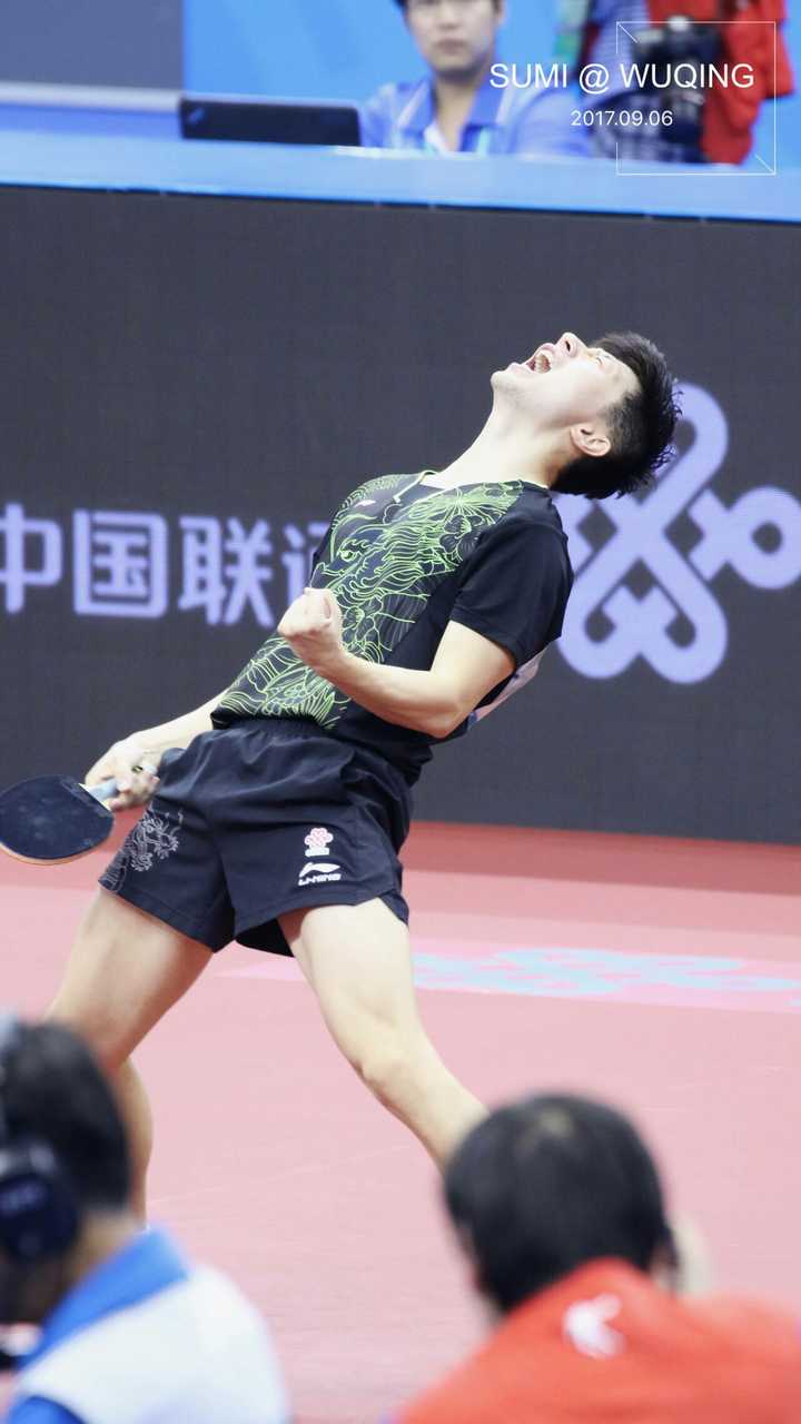 男双决赛许昕伤停的时候,马龙坐在挡板角落,一直这么坐着.