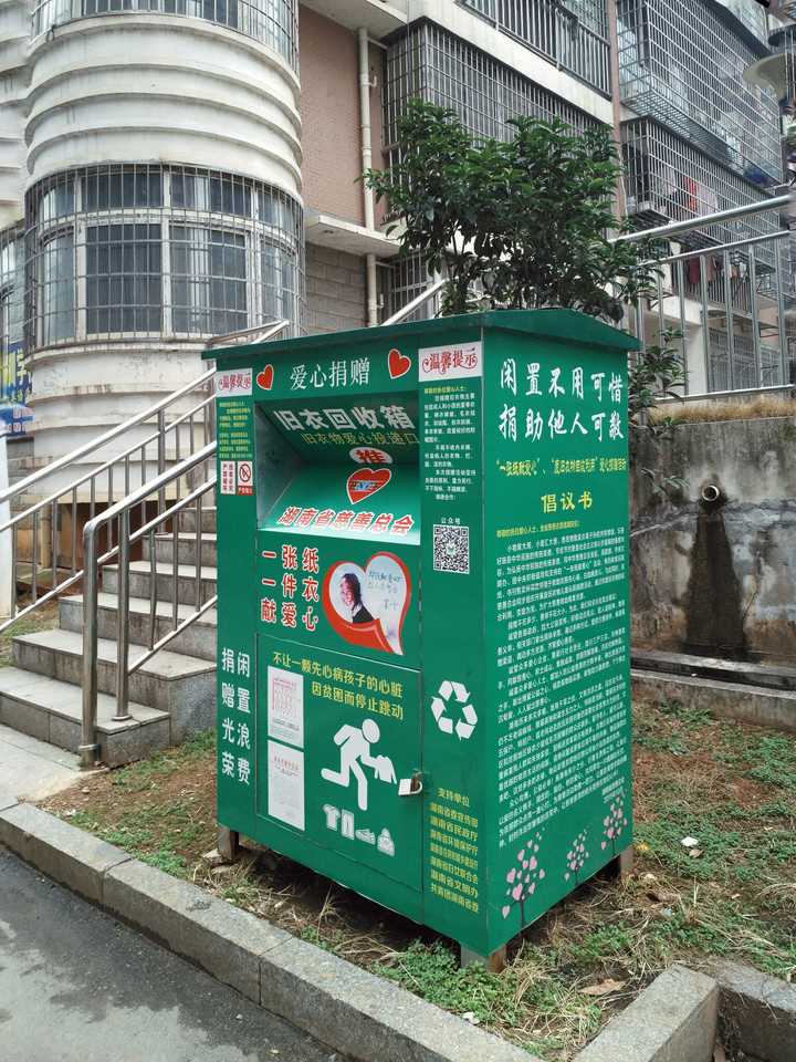 图案,版式,文案…都绝了  ,那个白色小人像不像是在鬼鬼祟祟偷衣服?