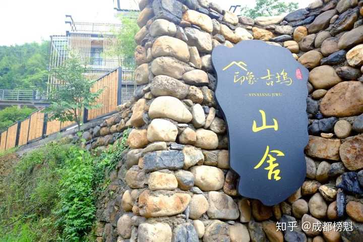▼ 后来我遇到了 一家开在山脚下的民宿 灰白砖石堆砌而起的围墙 搭配