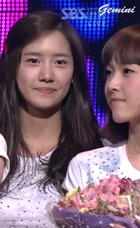 我最喜欢的是西西拿走话筒之后允的笑(另外一个允西饭拍看着很正常