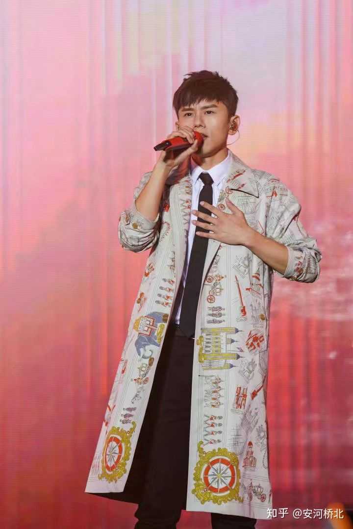 杰哥张杰随身带的蓝色话筒和今年鸟巢演唱会上的红色话筒的有什么来历