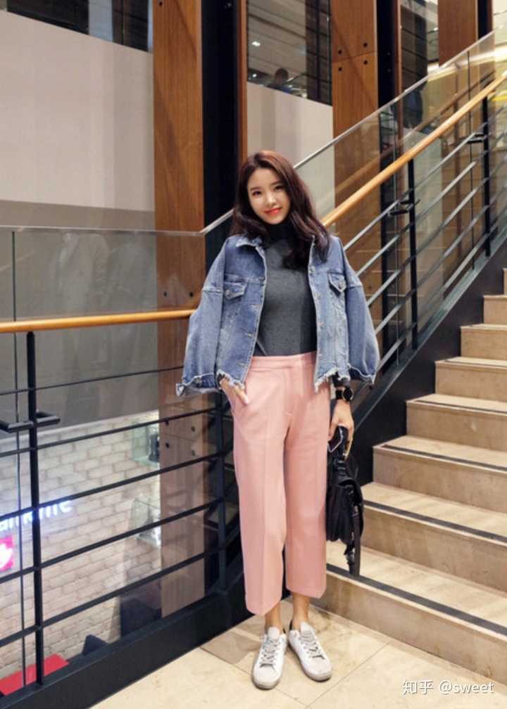 嫩粉色的裤子可以搭什么颜色的衣服?