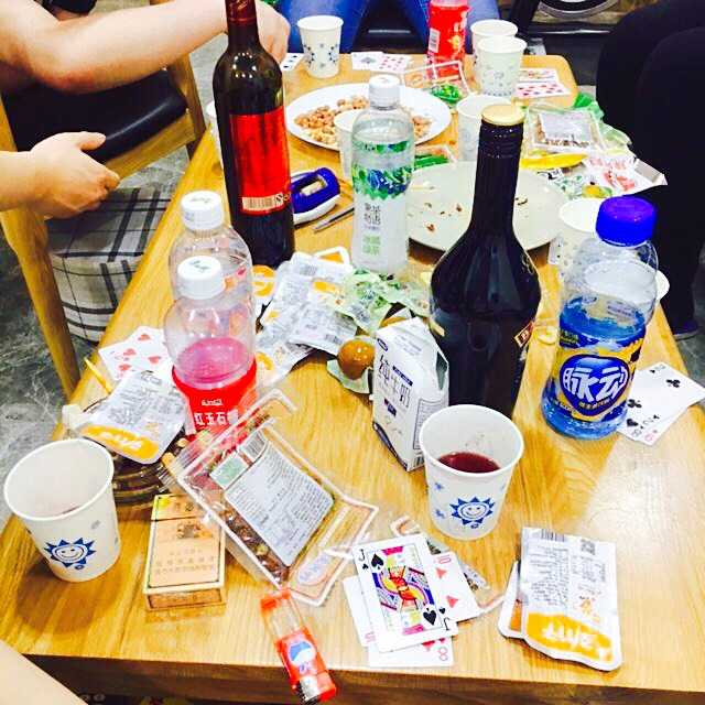 综合了多种行酒令的多人喝酒游戏 一般我们是6-7个人玩 两副扑克 简单