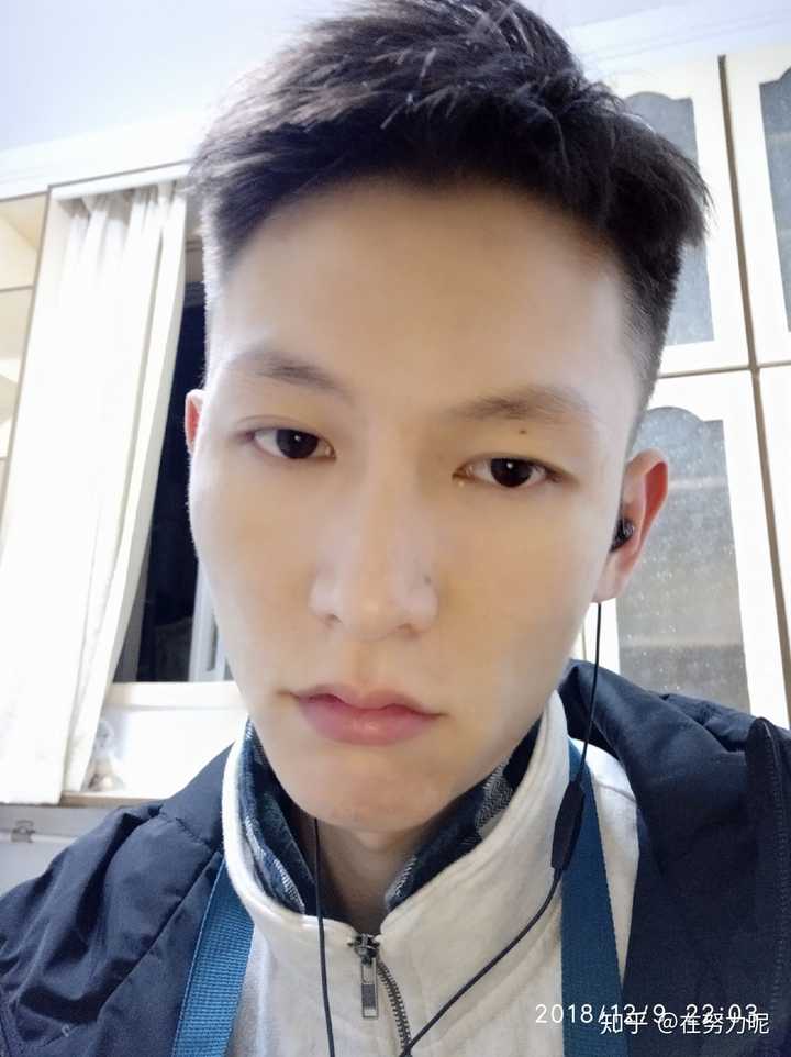 这是我最开始的发型 然后脸上是痘痘药 请忽略 脸挺长吧  然后我剪