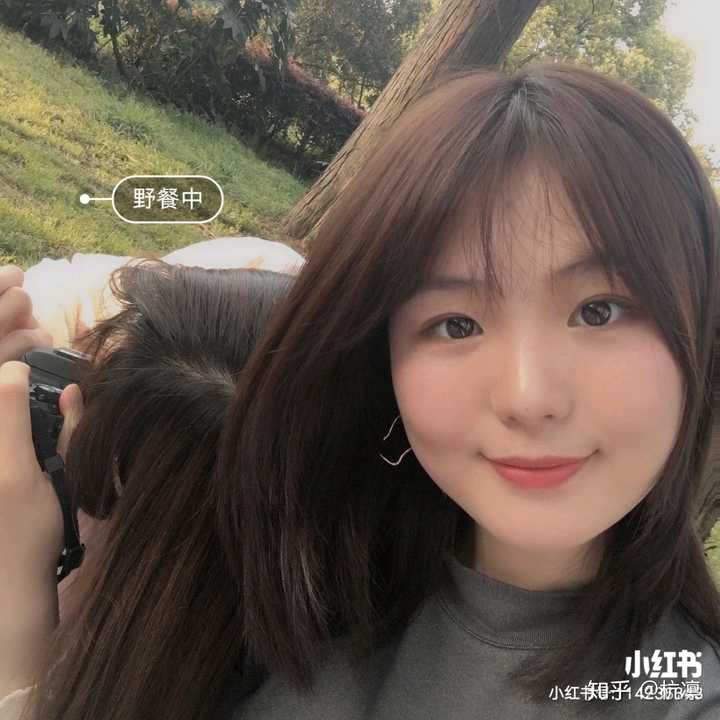 脸大的男生或女生分别适合什么发型?