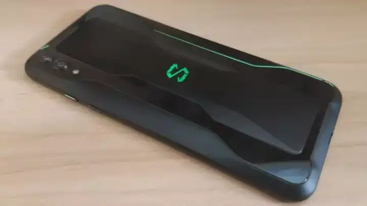黑鲨2手机依然继承了其品牌的一贯特色,而且除了标志性的绿色"s"logo
