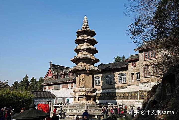 南京栖霞寺佛骨舍利塔(背后墙面密密麻麻浮雕中就有我读过的"目连救母
