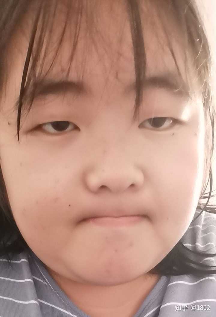 有没有那种单眼皮小眼睛塌鼻梁厚嘴唇但还挺好看的女生?