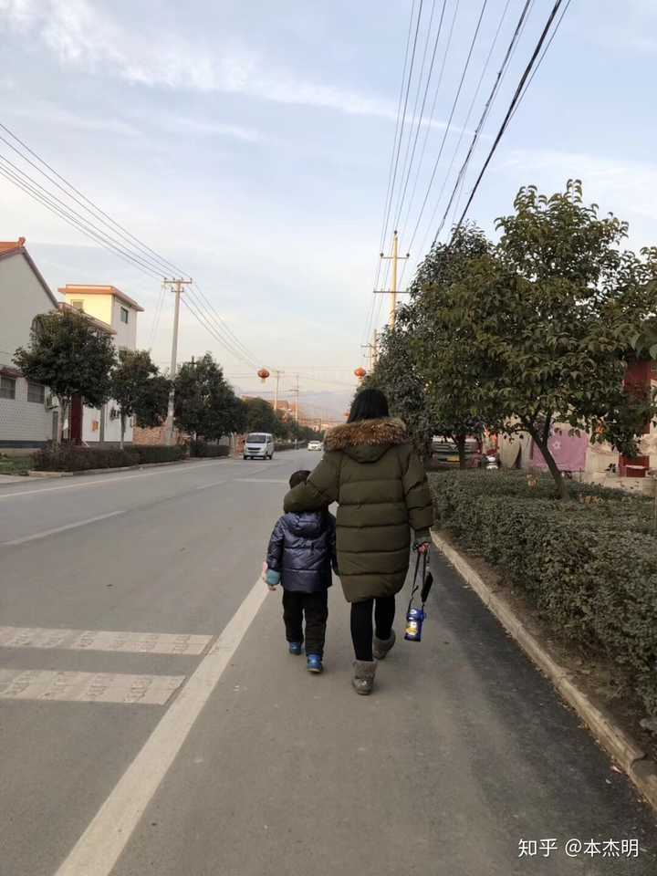 我偷拍的孩子和太太的背影,村里新修的主干道.