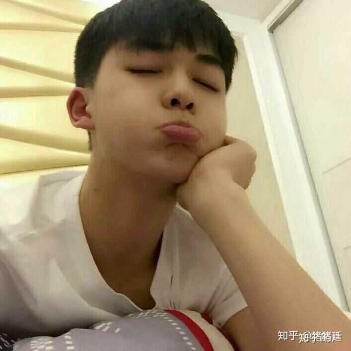 与同学们的合照 以及非主流青少年时期的照片,那时候的正正真的很青涩