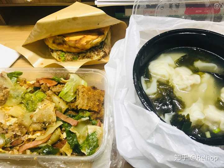 一碗馄饨,一个青椒肉夹馍,一份烤冷面.