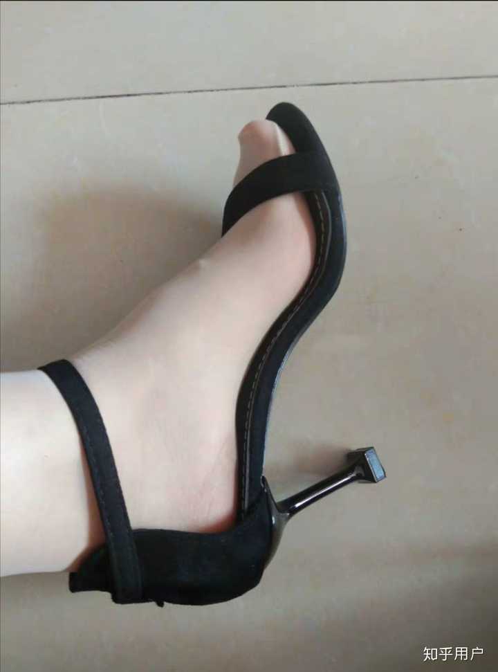 为什么现在的女生夏天穿凉鞋不搭配丝袜而是光着脚?