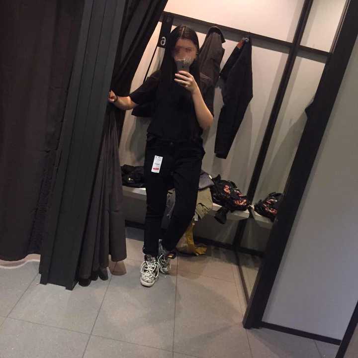 就看起来很瘦了 然后你们知道的 腿胖的人就很讨厌全身照 我只能换条